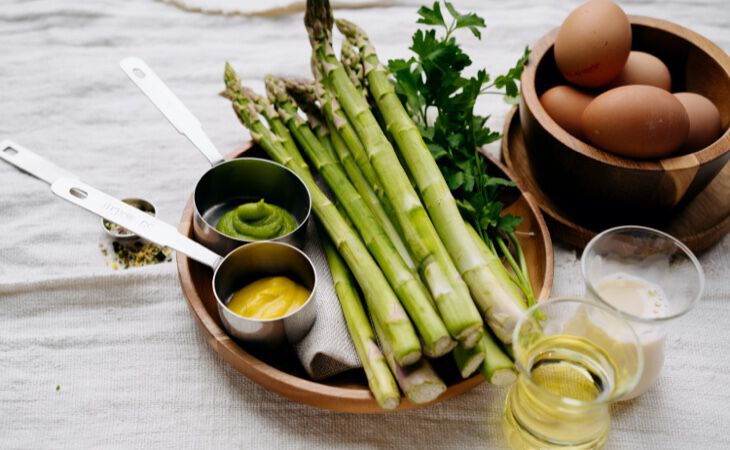 Easter brunch: Roasted asparagus with easy vegan wasabi-hollandaise